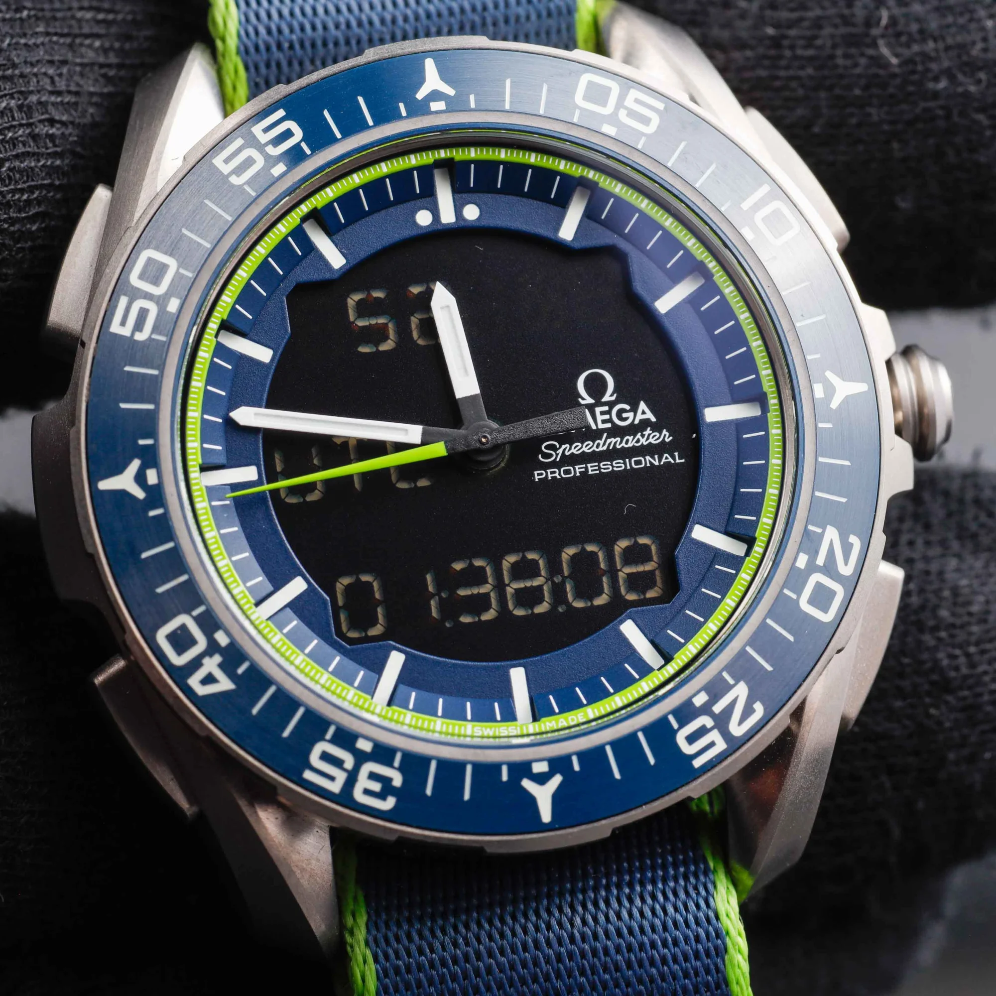 Oméga Speedmaster Skywalker X-33 titane 8