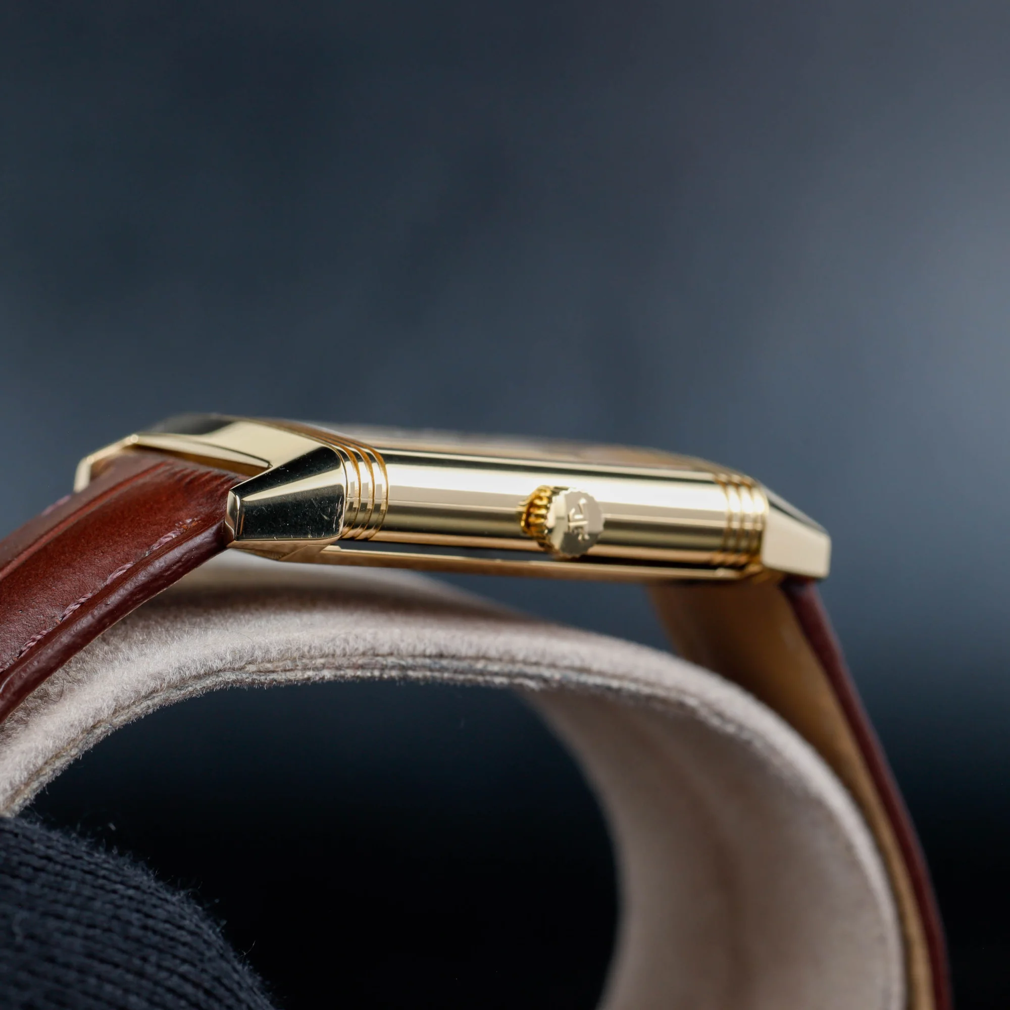 Jaeger-LeCoultre Reverso Classique yellow gold 6