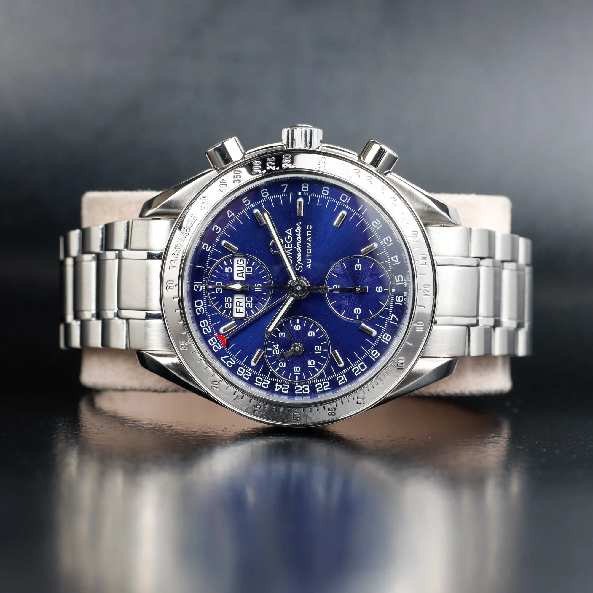Omega Speedmaster Calendar steel 2